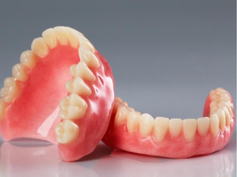 Новая жизнь с акриловыми зубными протезами: комфорт и радость