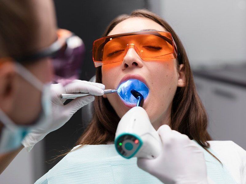 Процесс пломбирования зубов при кариесе: Этап удаления пораженной ткани