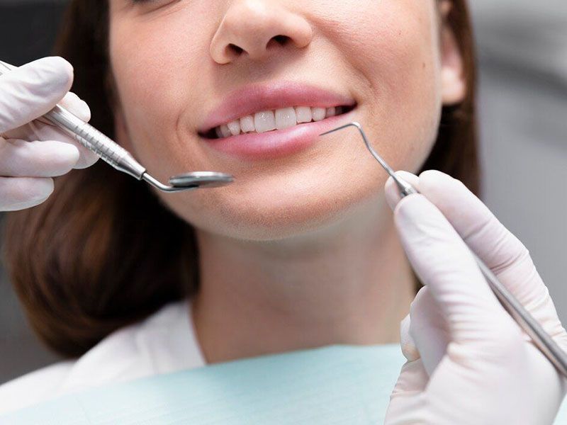 Улучшение улыбки: Перед и после пломбирования зубов в клинике 