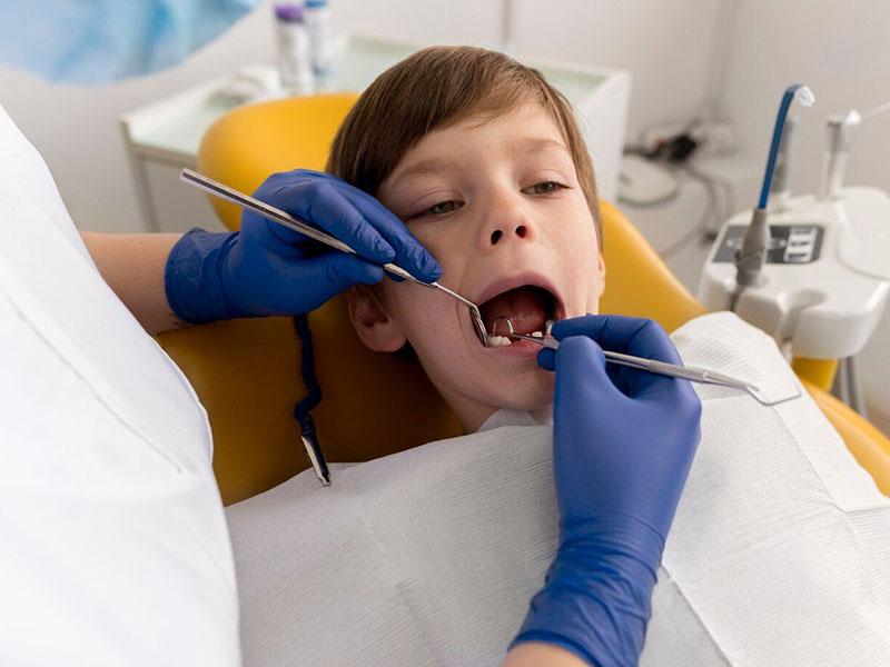 Врачи для маленьких пациентов в стоматологии 14х14